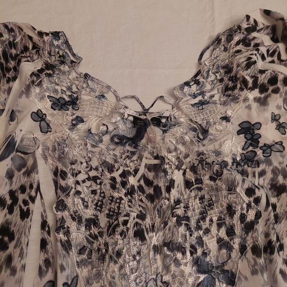 Simply Irresistible Black White Butterfly Pattern Top Flowy Lace Back Size PL - Picture 8 of 13